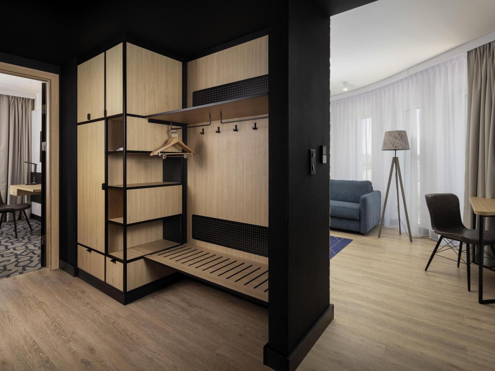 One-Bedroom Large Apartment,1022094409:JPEG